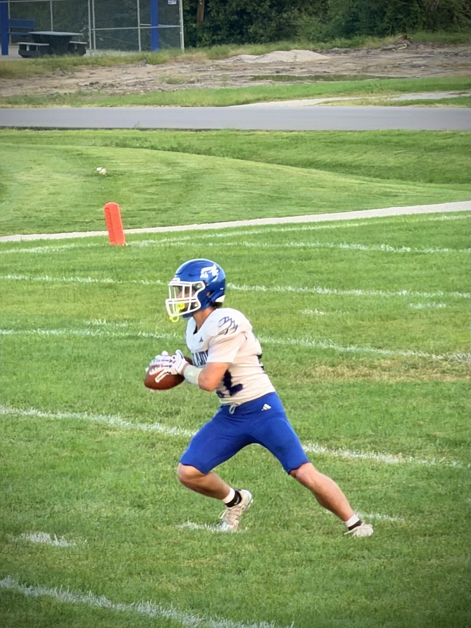PHOTO BY JILL KITE
West Platte’s Blaze Masoner carries the ball during the Bluejays’ 50-44 victory over Penney on Friday, Sept. 18, at Penney High School in Hamilton. Masoner caught three passes for a team-high 61 yards and recorded an interception.